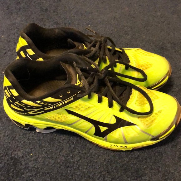 lime green mizuno volleyball shoes